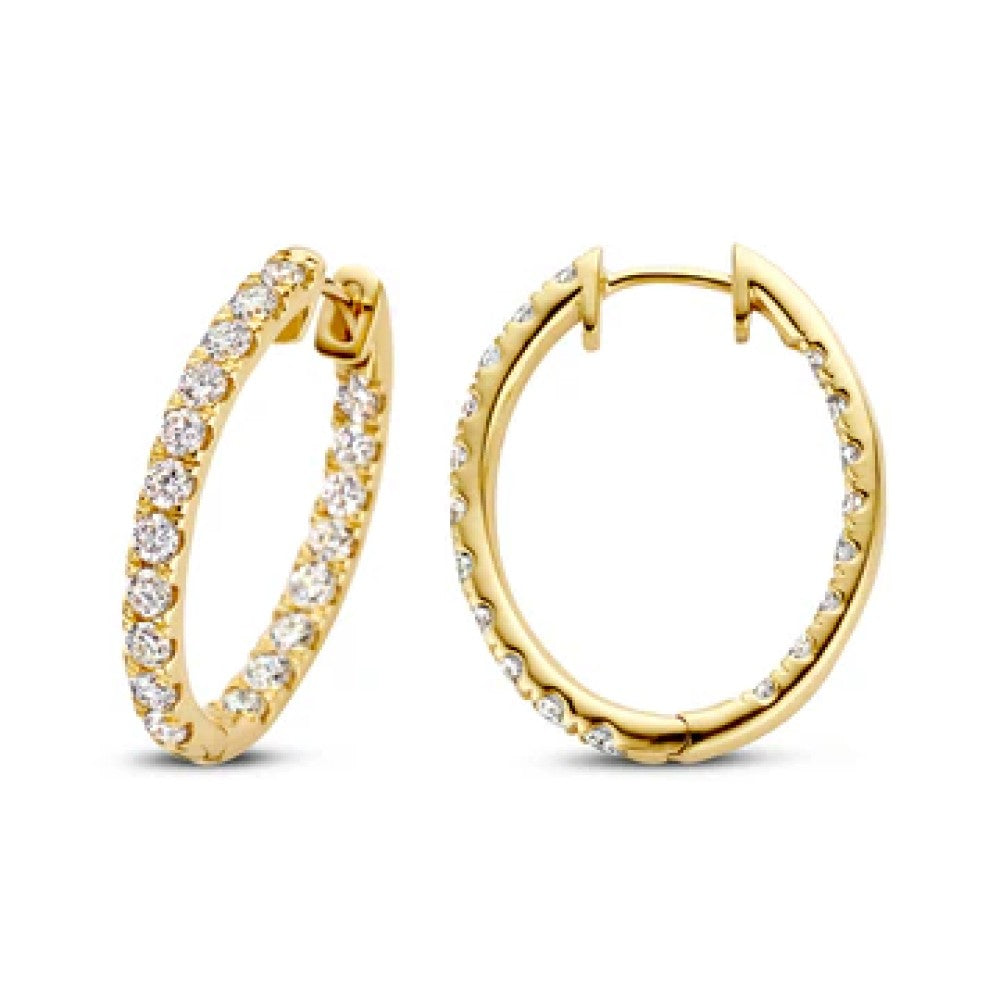 Aros de oro amarillo con diamantes de 2,00 crt, diseño ovalado y cierre de bisagra.