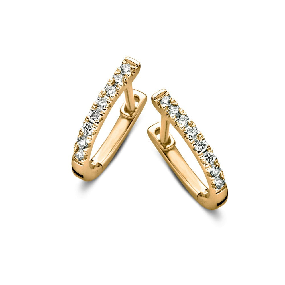 Aros de oro amarillo con diamantes de 0,20 crt en un diseño curvado.