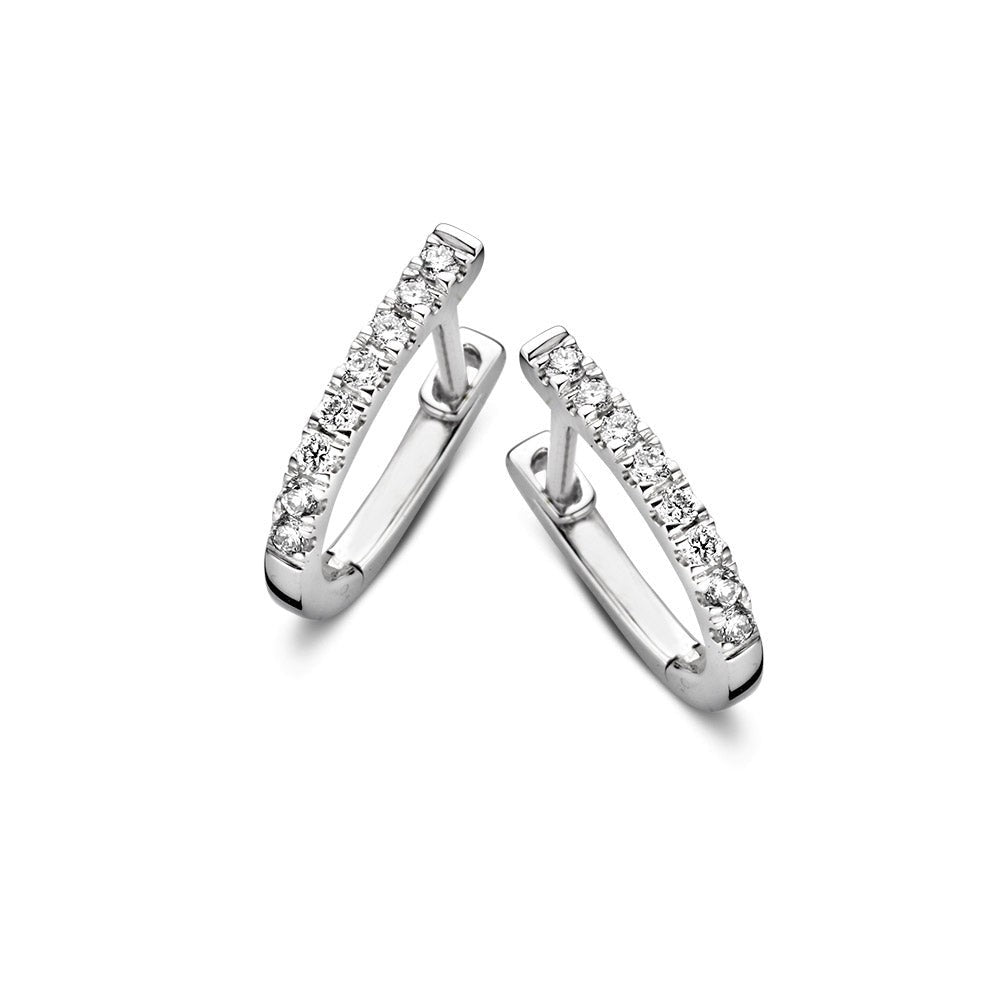 Pendientes de aro de oro blanco con diamantes, forma rectangular y brillante.