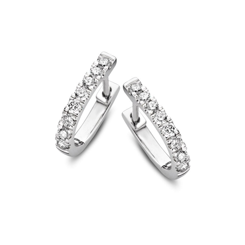 Pendientes de aro de oro blanco con diamantes, diseño curvado y brillante.