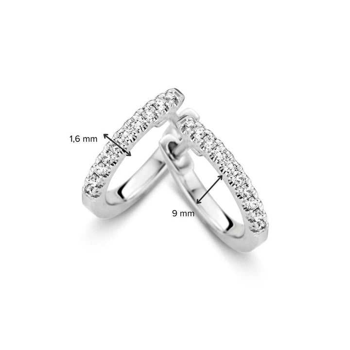 Twee gedeeltelijk overlappende witgouden oorbellen van Excellent Jewelry, 14 karaat, met kleine briljant geslepen diamanten (H/SI-1 kwaliteit), 0,13 ct totaal; de ene oorbel is 1,6 mm breed, de andere heeft een diameter van 9 mm. Gratis verzending.