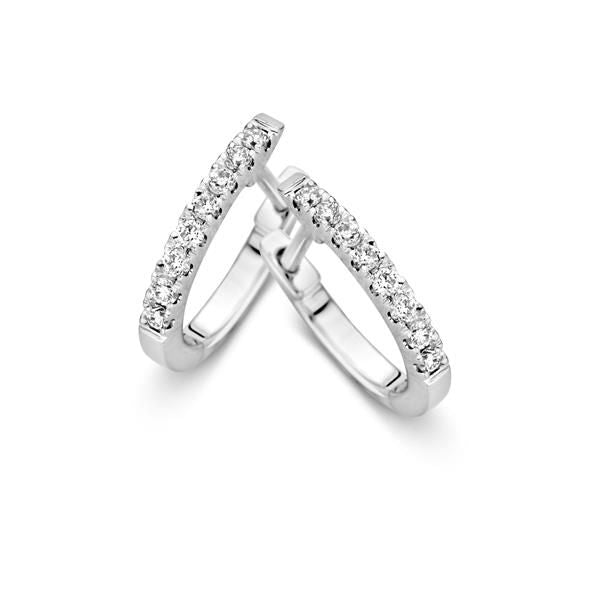Aros de oro blanco con diamantes en engaste lineal, 0,21 crt, diseño moderno y elegante.