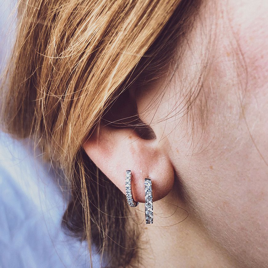 Aros de oro blanco con diamantes en engaste ajustado – Elegancia en perfección 0,21 crt.