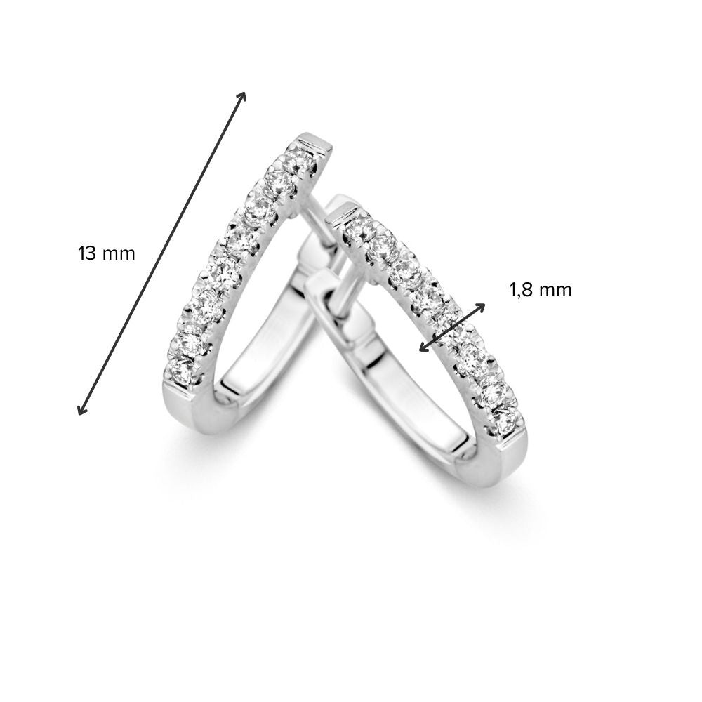 Aros de oro blanco con diamantes en engaste ajustado – Elegancia en perfección 0,21 crt.