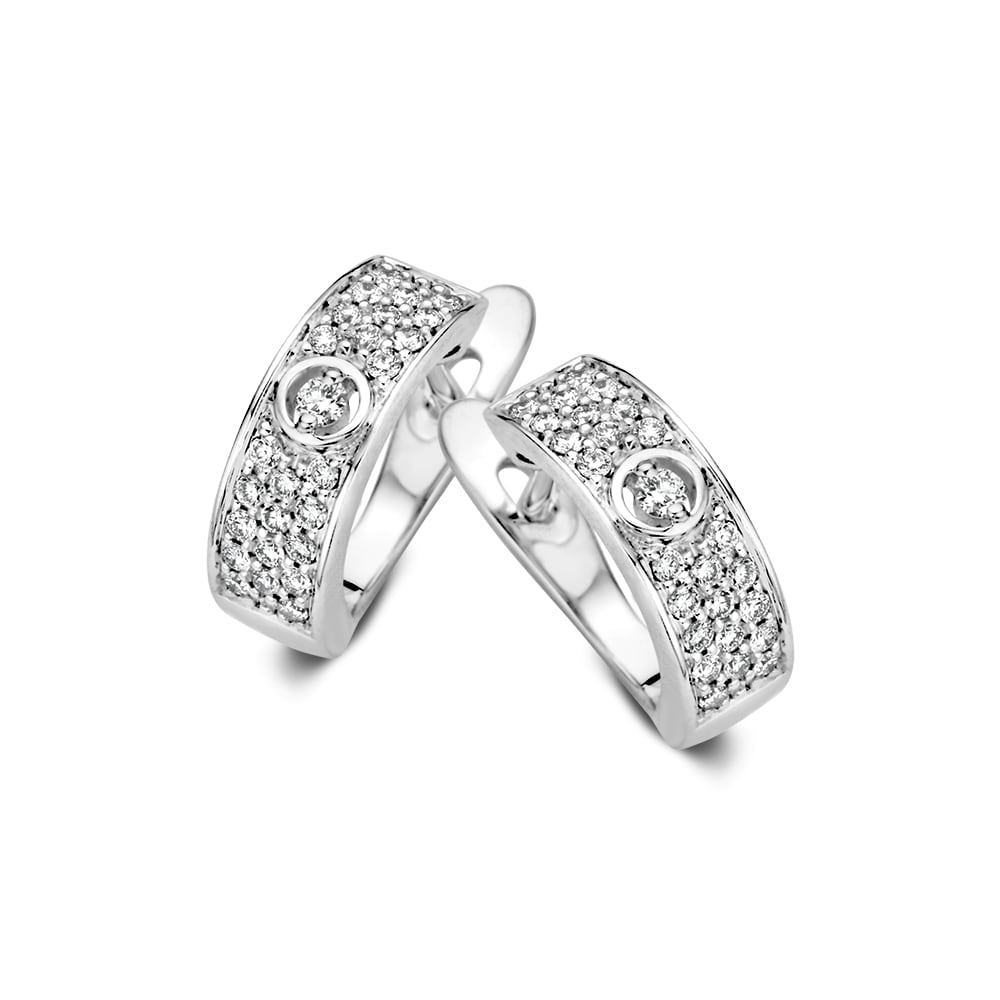 Aros de oro blanco con diamantes, diseño sutil y brillante, con un total de 0,22 crt.