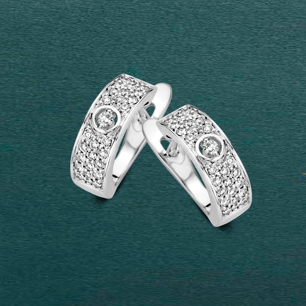 Aros de oro blanco con diamantes – Lujo sutil en cada destello 0,22 crt.