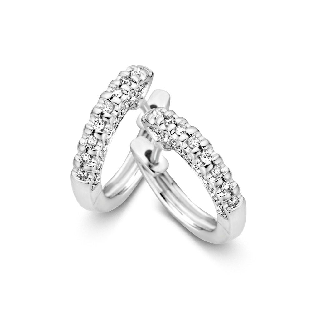 Aros de oro blanco con diamantes a los lados, 14 quilates, 0.30 crt.