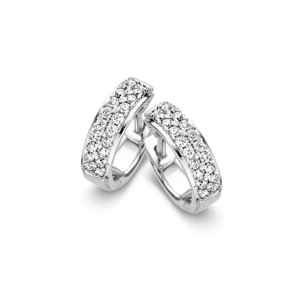 Aros de oro blanco con doble fila de diamantes en pavé, brillantes y sofisticados.