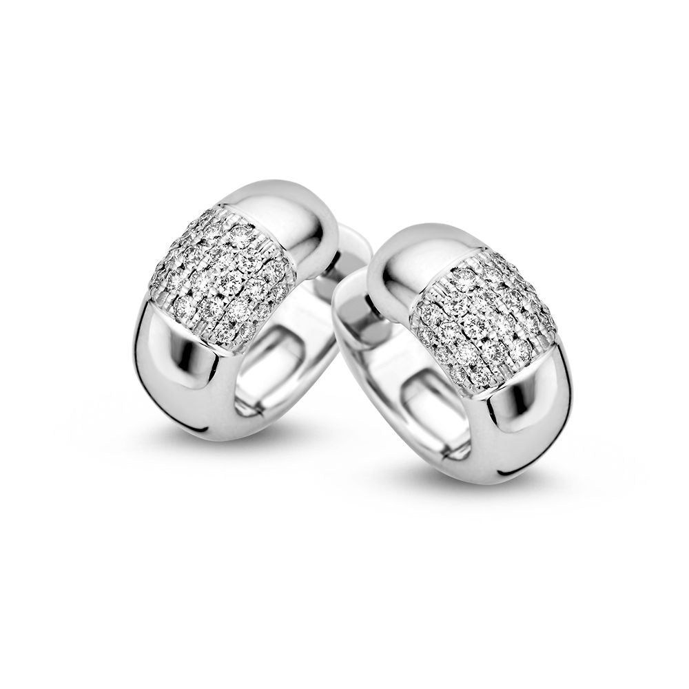 Aros de oro blanco con diamantes en pavé, diseño sutil y refinado, 0,32 crt.