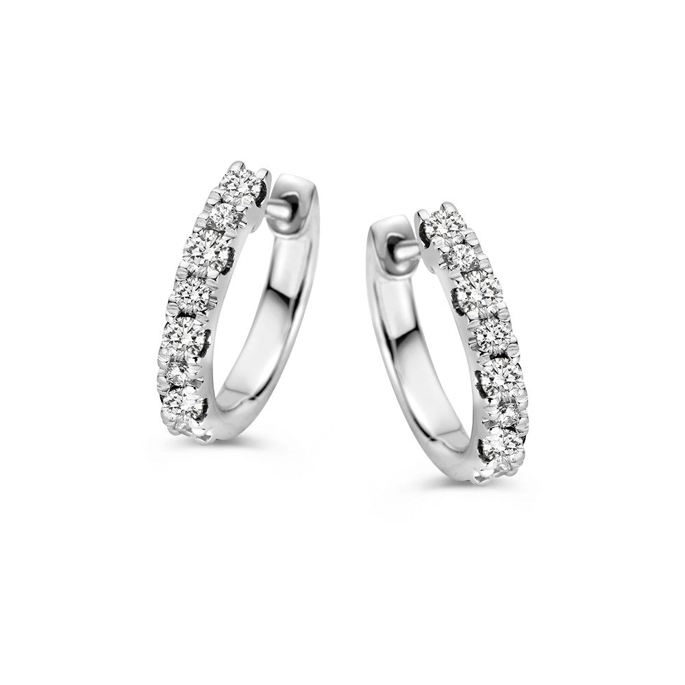 Aros de oro blanco con brillantes de 0,42 crt, con un diseño elegante y brillante.