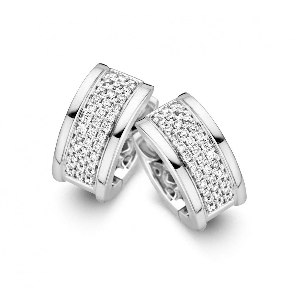 Pendientes de oro blanco elegantes con diamantes brillantes en pavé, de 14 quilates.