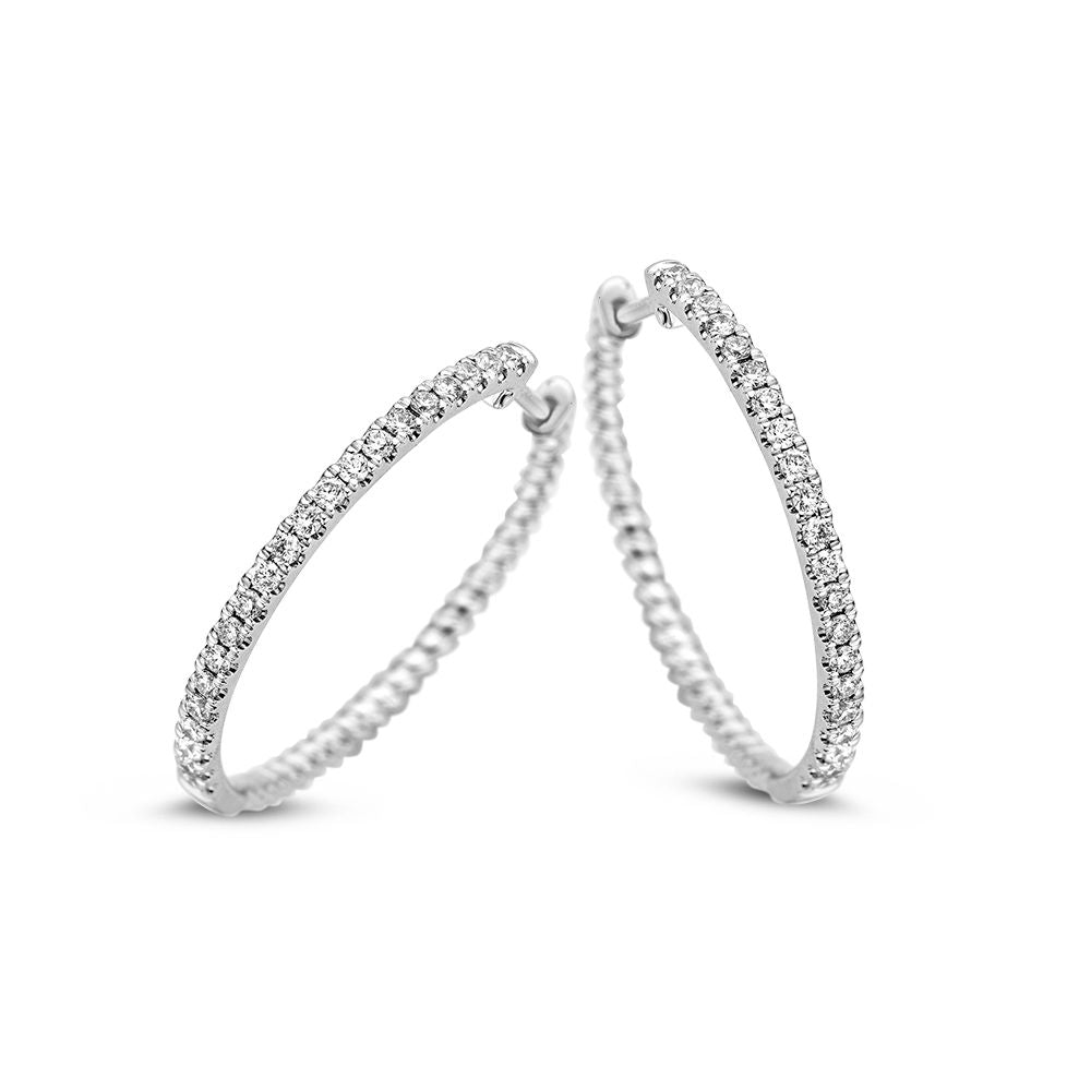 Aros de oro blanco con diamantes de 0,48 crt, diseño circular y acabado brillante.
