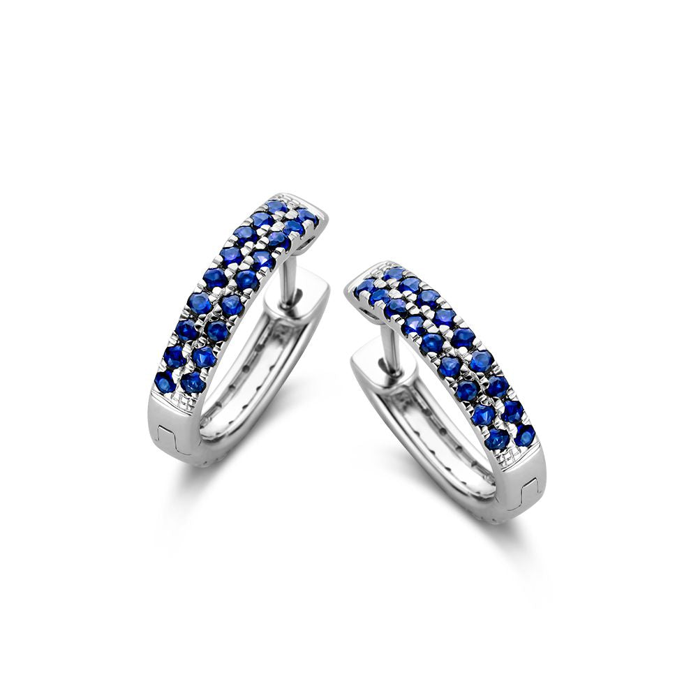Aros de oro blanco con zafiros azules y diamantes, diseño versátil con 0,40 crt de diamante.