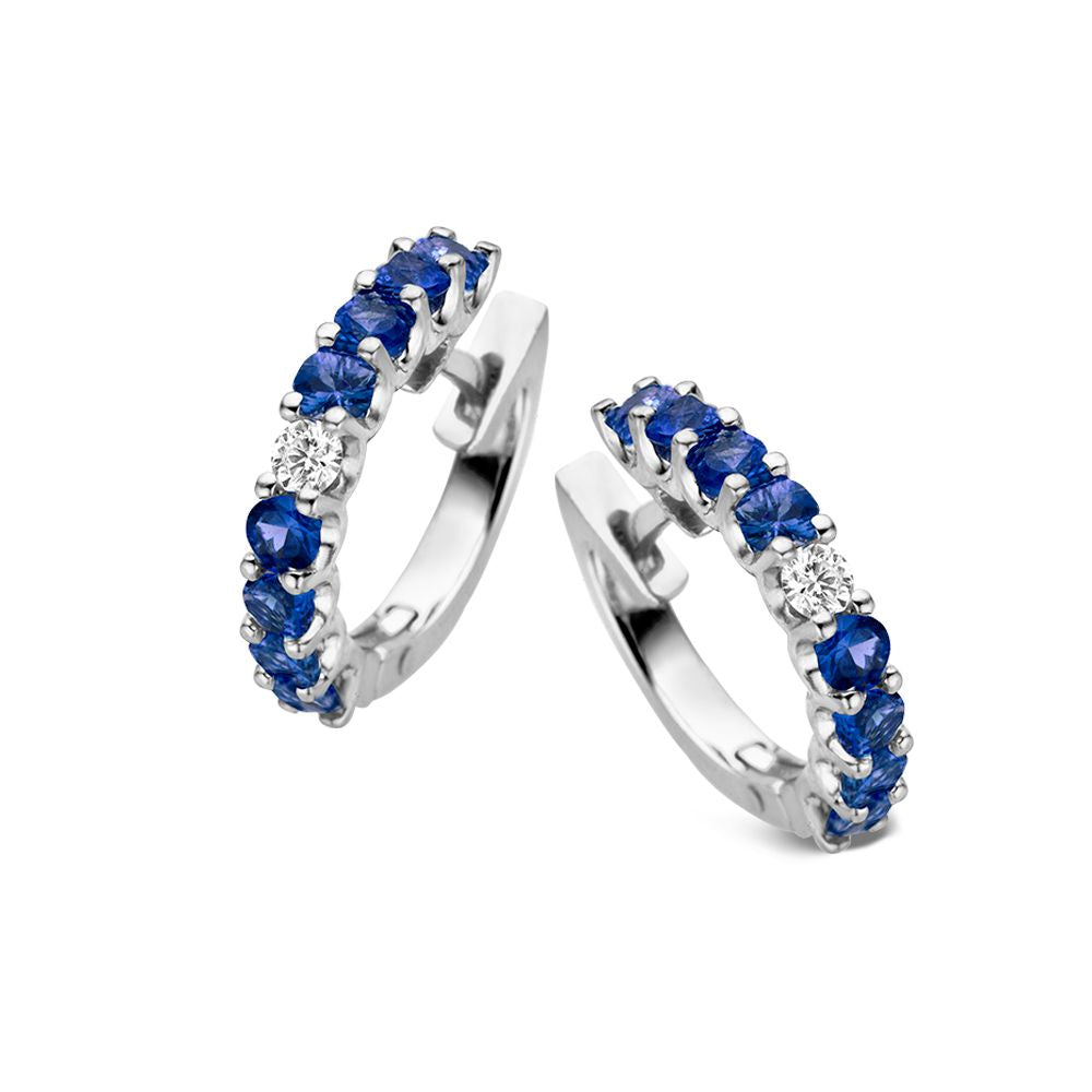 Aros de oro blanco de 18 quilates con zafiros azules y diamantes.