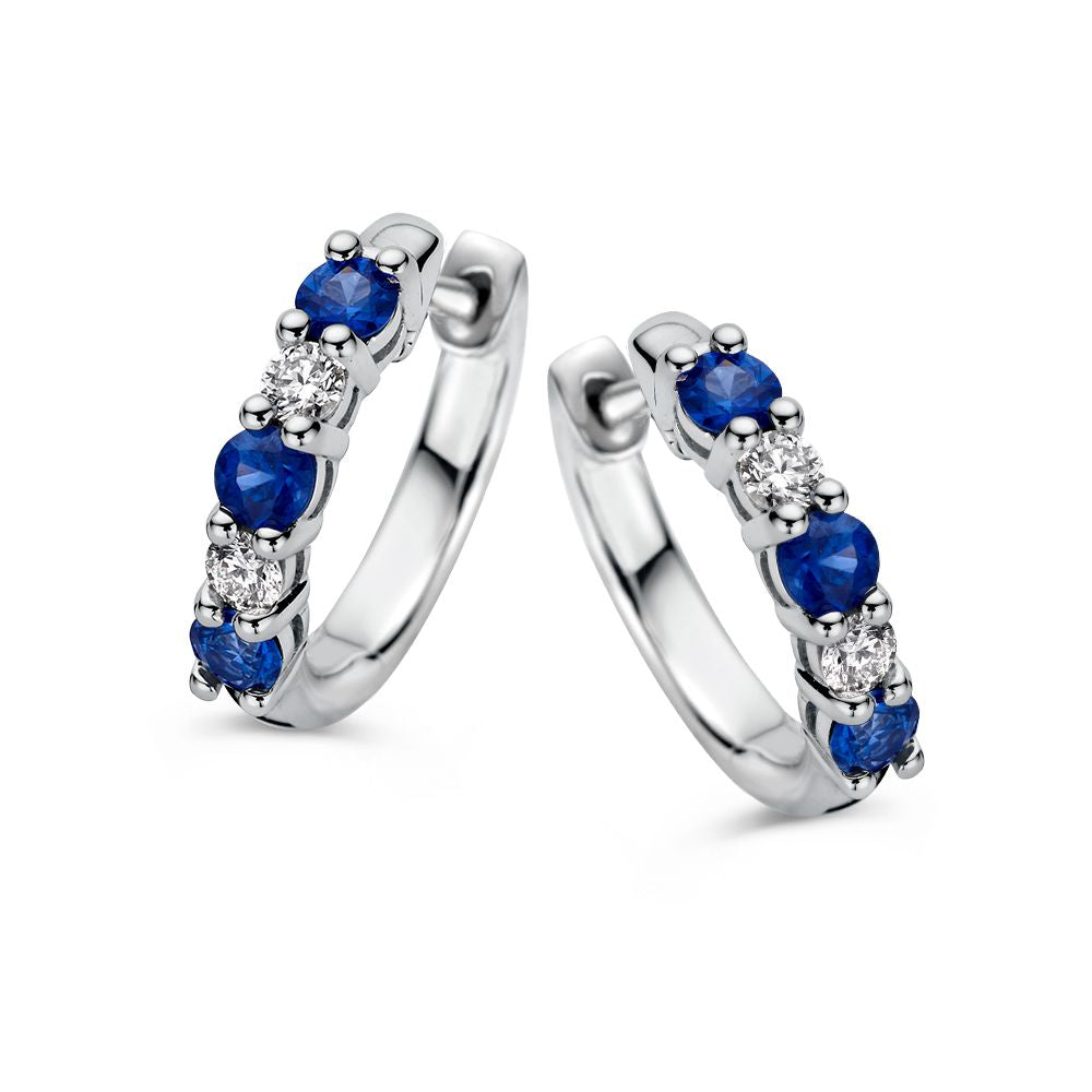 Aros de oro blanco con zafiros y diamantes, cinco zafiros azules y cinco diamantes brillantes.