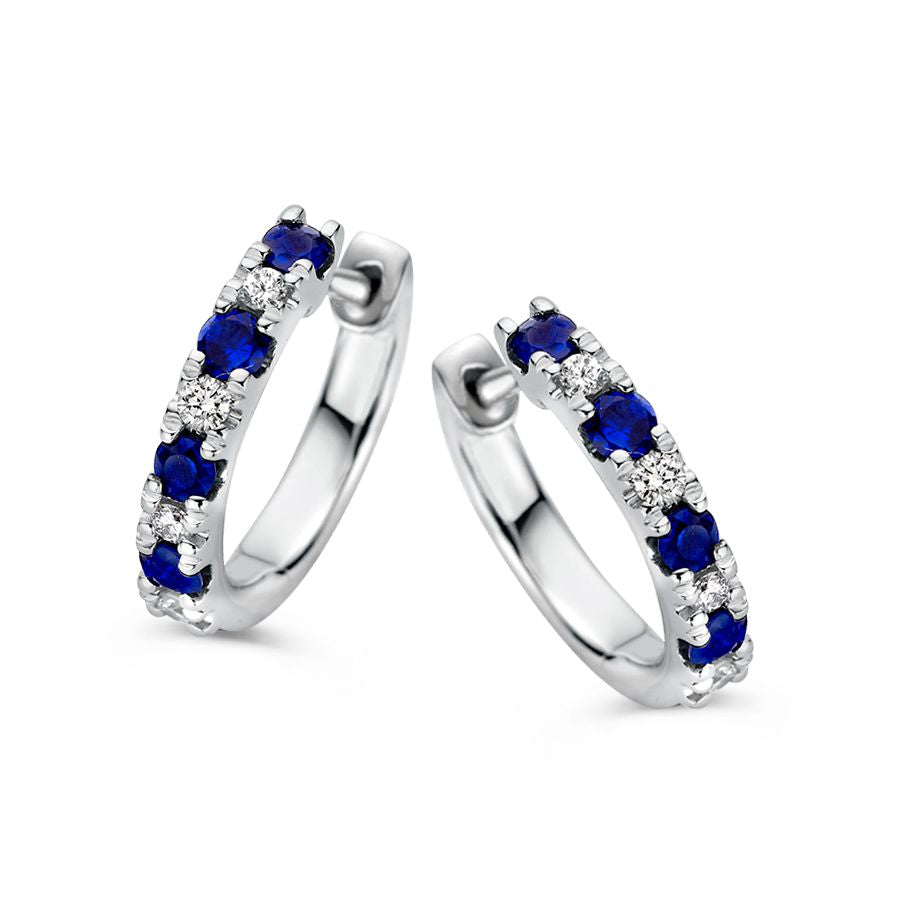 Aros de oro blanco brillantes con diamantes y zafiros azules, 0,40 crt de zafiro y 0,10 crt de diamante.