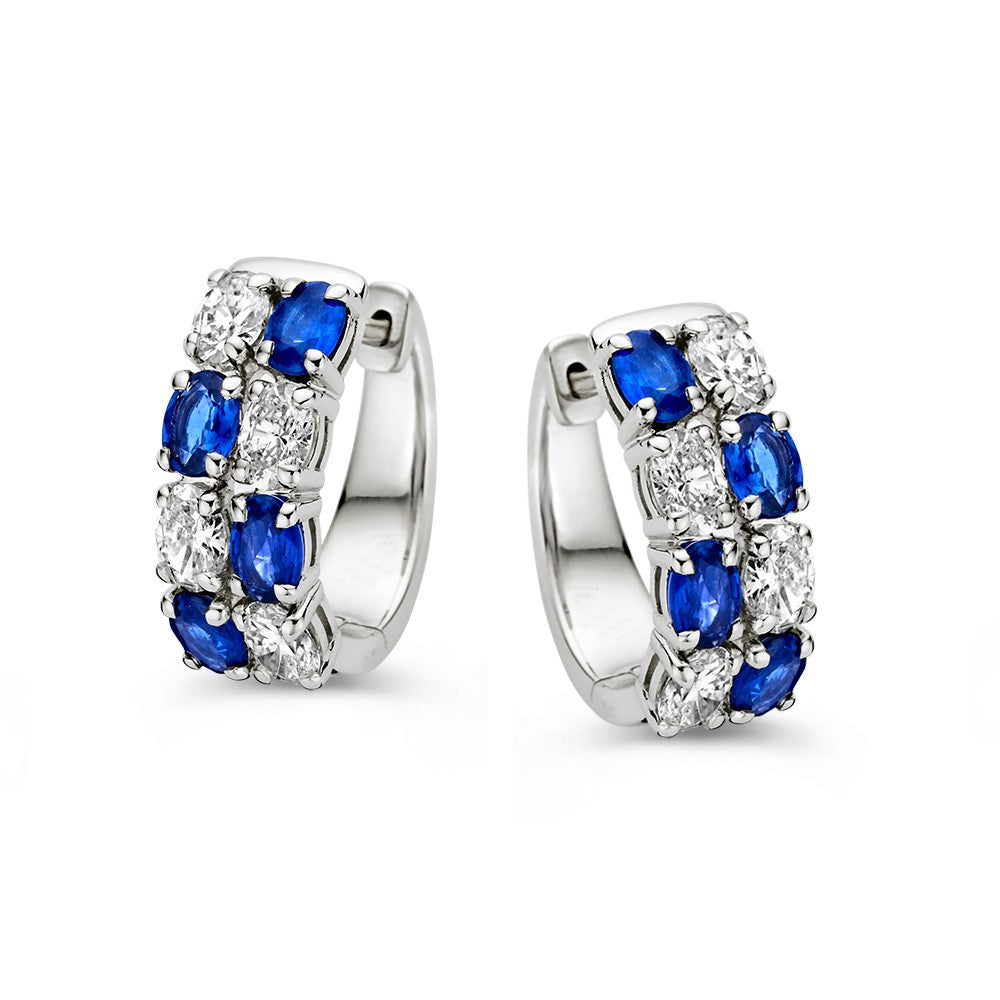 Aros de oro blanco con zafiros azules ovalados y diamantes, 1,60 ct de zafiro y 1,20 ct de diamante.