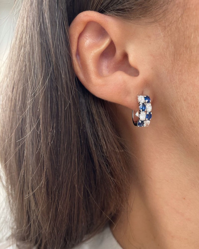 Aros de oro blanco con zafiros azules tallados en óvalo y diamantes – 1,60 crt zafiro, 1,20 crt diamante