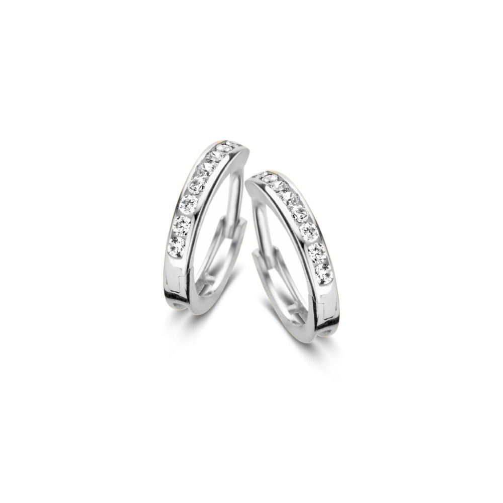 Aros de oro blanco con circonitas, diseño elegante y sutil.