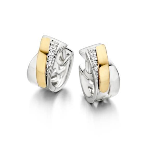 Pendientes de aro plateados con detalles en oro y circonitas, diseño moderno y sutil.