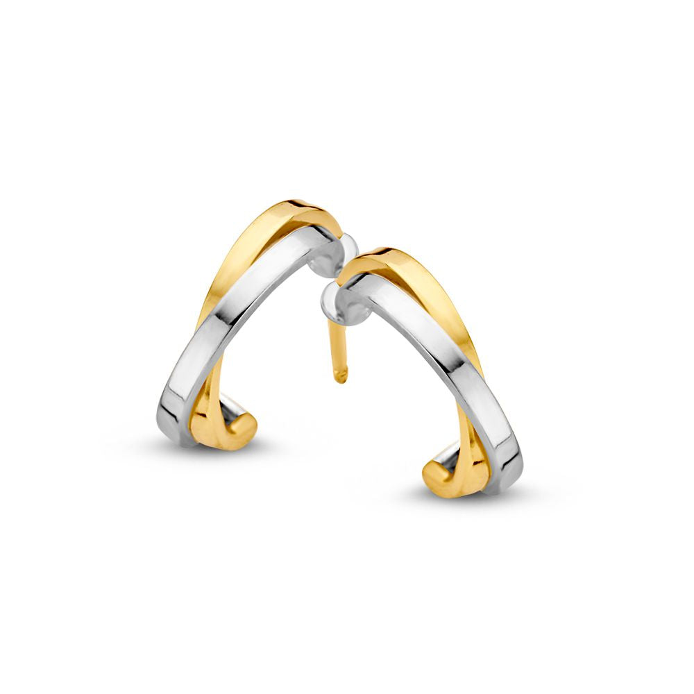 Een paar Excellent Jewelry Bicolor Geel/Wit Gouden Oorringen voor Dames (10 mm, oorstekers) met een gebogen ontwerp, afgebeeld tegen een witte achtergrond en geïnspireerd op de verfijnde stijl van Van der Kooij.