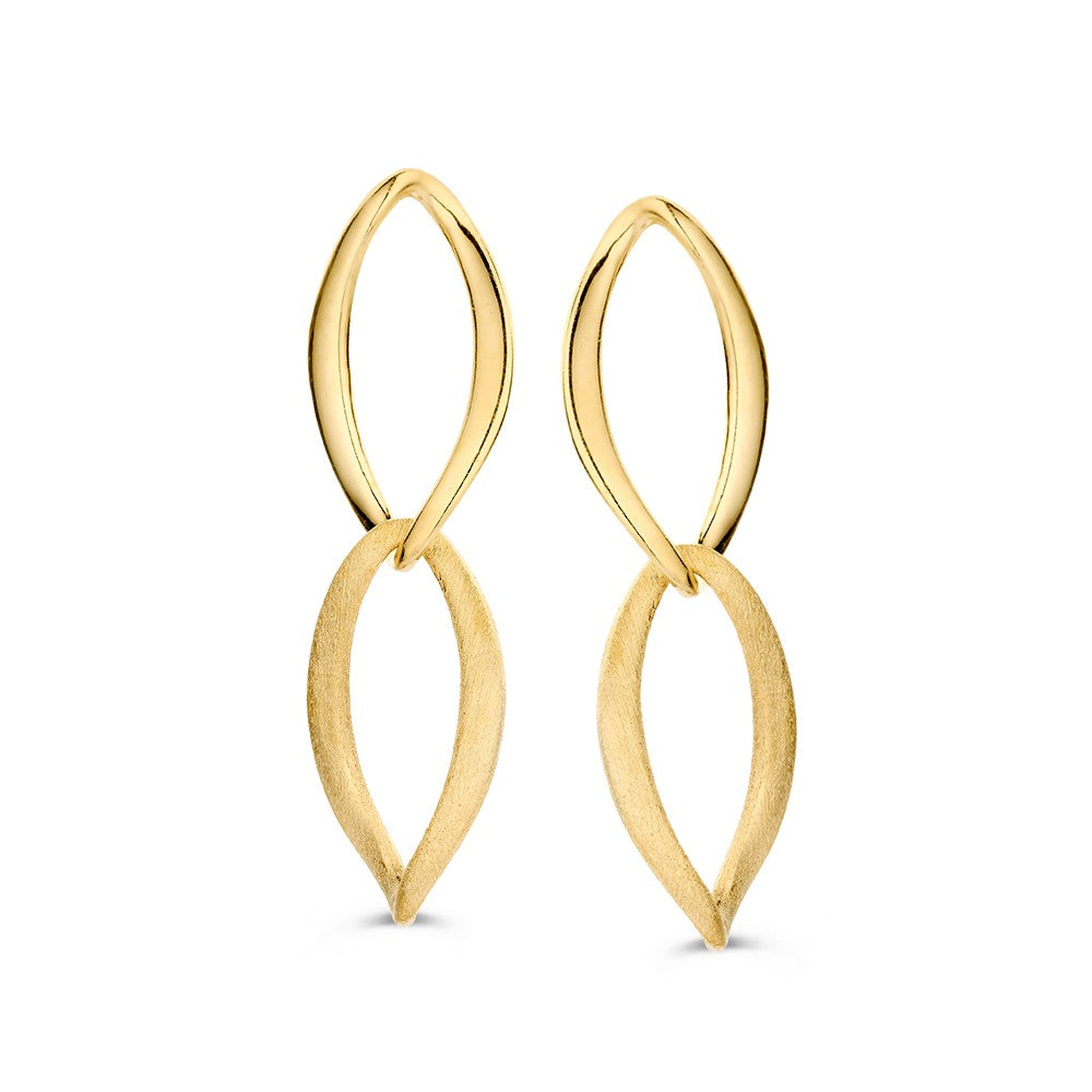 Pendientes largos de oro amarillo con diseño entrelazado y acabado mate.