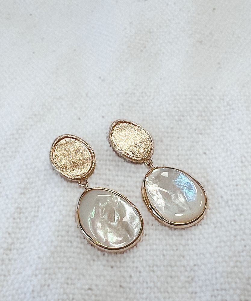 Elegantes Pendientes de Oro Amarillo con Colgantes de Madreperla