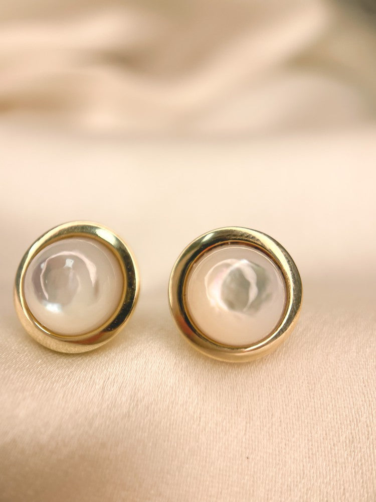 Elegantes Aros de Oro Amarillo con Perlas de Nácar Talladas en Cabujón