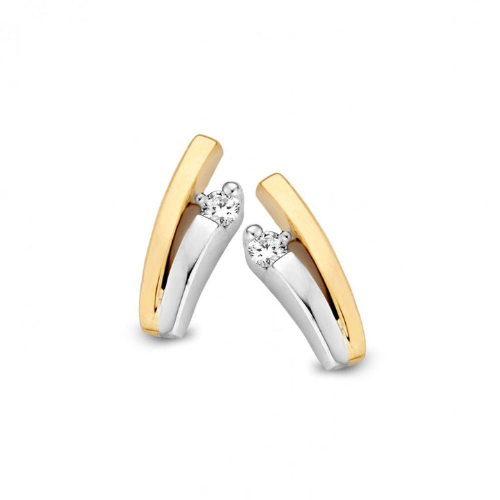 Excellent Jewelry 14 karaat bicolor geel/wit gouden oorstekers voor dames met een gebogen design, een hartvormig accent en sprankelende diamanten in het midden, prachtig gepresenteerd op een witte achtergrond.