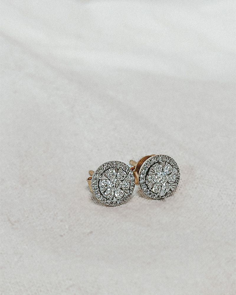 Pendientes de botón bicolor de oro con 0,44ct de diamante en engaste de entorno