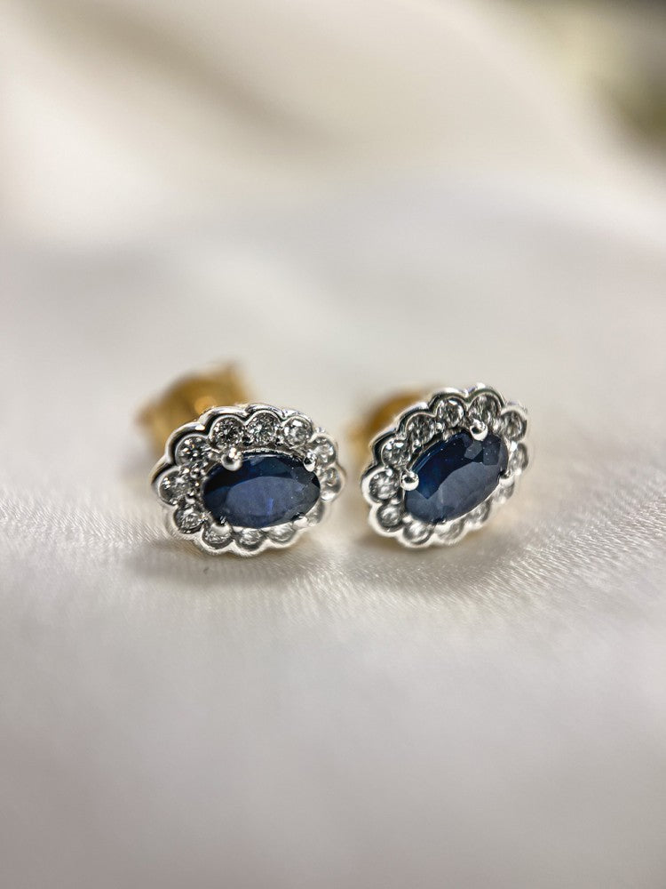 Pendientes de oro amarillo con zafiro ovalado y diamante 0,60ct en engaste de entourage