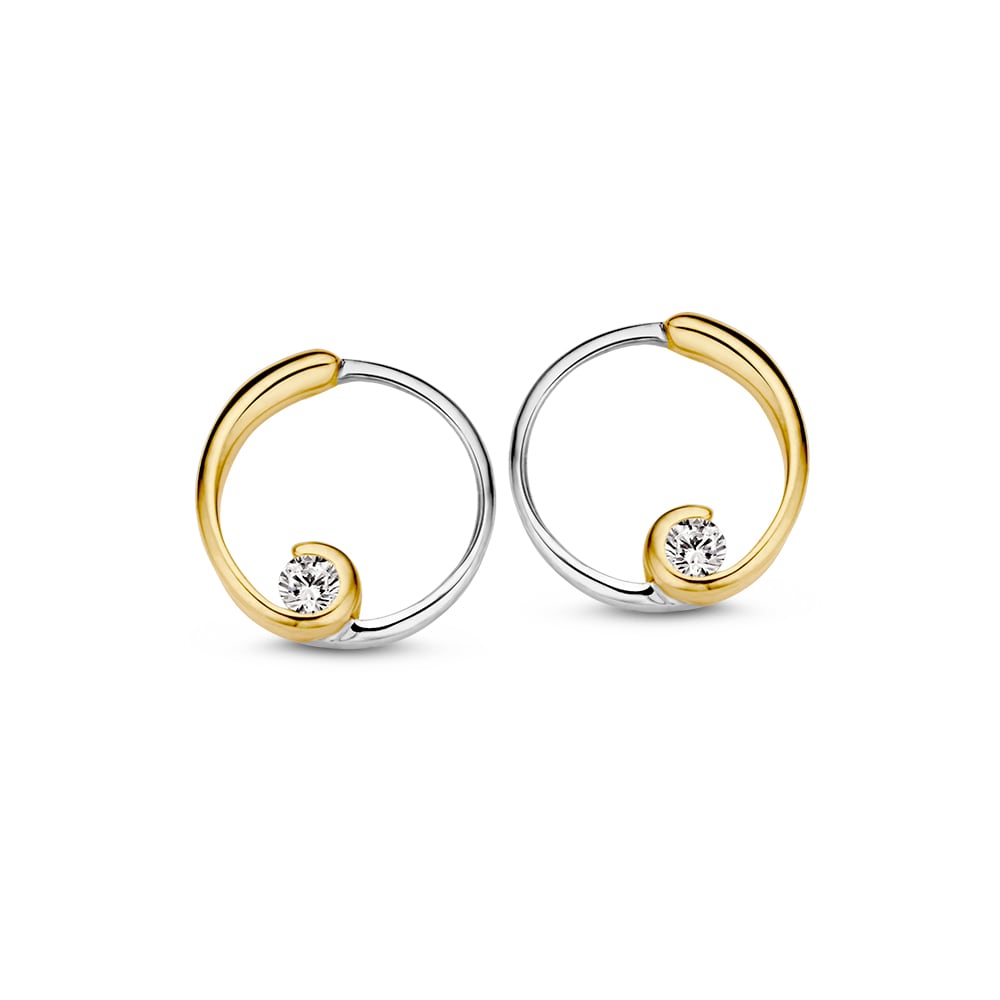 Pendientes bicolor de oro amarillo y blanco con circonitas, con forma curva y brillante.