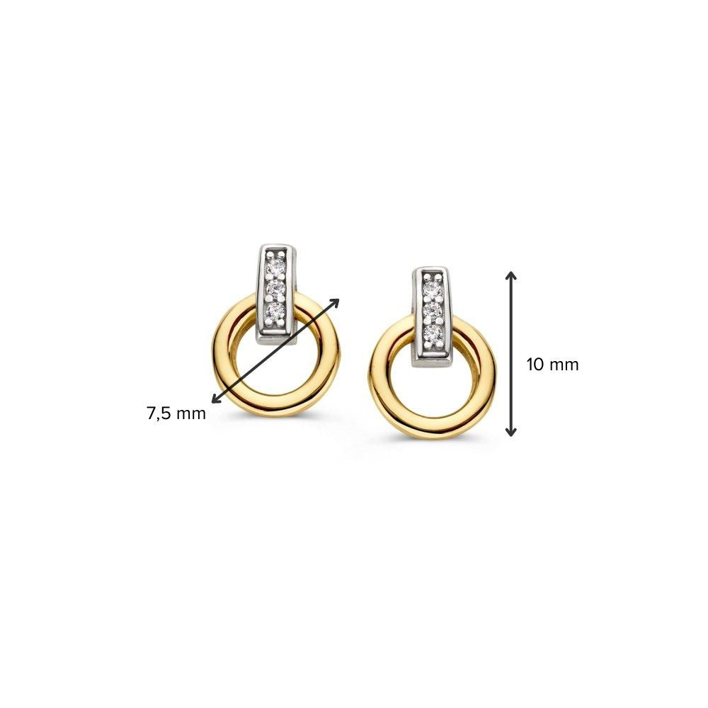 De Excellent Jewelry Bicolor Wit- en Geelgouden Oorstekers met Zirkonia (14K) hebben een gouden ring met een verticale zilveren staaf bezet met zirkonia's en meten 10 mm hoog en 7,5 mm breed.