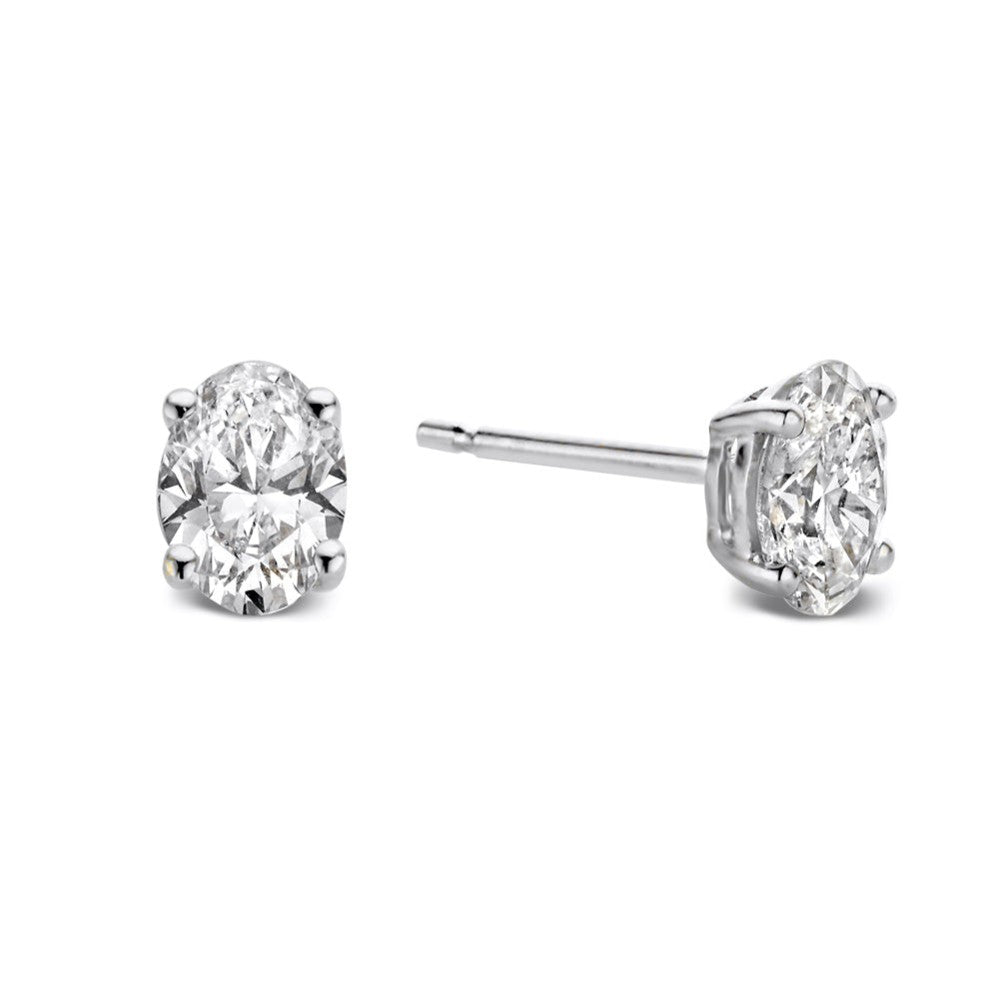 Pendientes de oro blanco con diamantes de 0,50 quilates en forma ovalada.