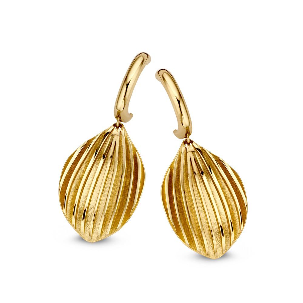 Pendientes de aro en oro amarillo de 14 quilates con colgantes en forma de hoja estriada.