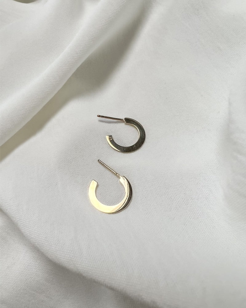 Aros de oro amarillo con pasadores y diseño plano elegante en oro de 14 quilates