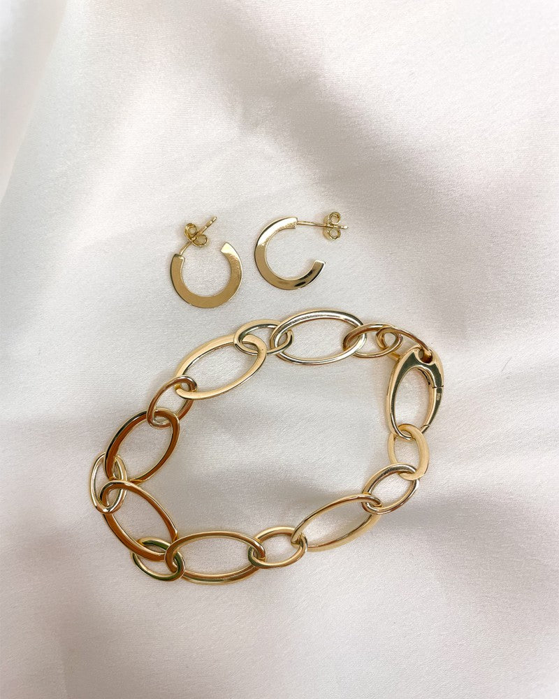 Aros de oro amarillo con pasadores y diseño plano elegante en oro de 14 quilates