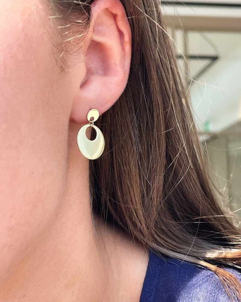 Pendientes de oro amarillo juguetones con elementos colgantes en oro de 14 quilates
