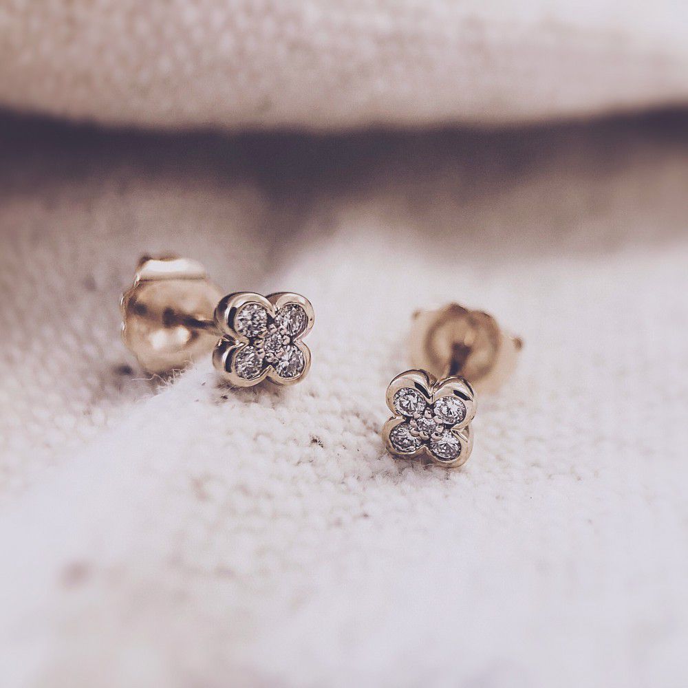 Pendientes de oro amarillo con diamante brillante de 0,12 crt