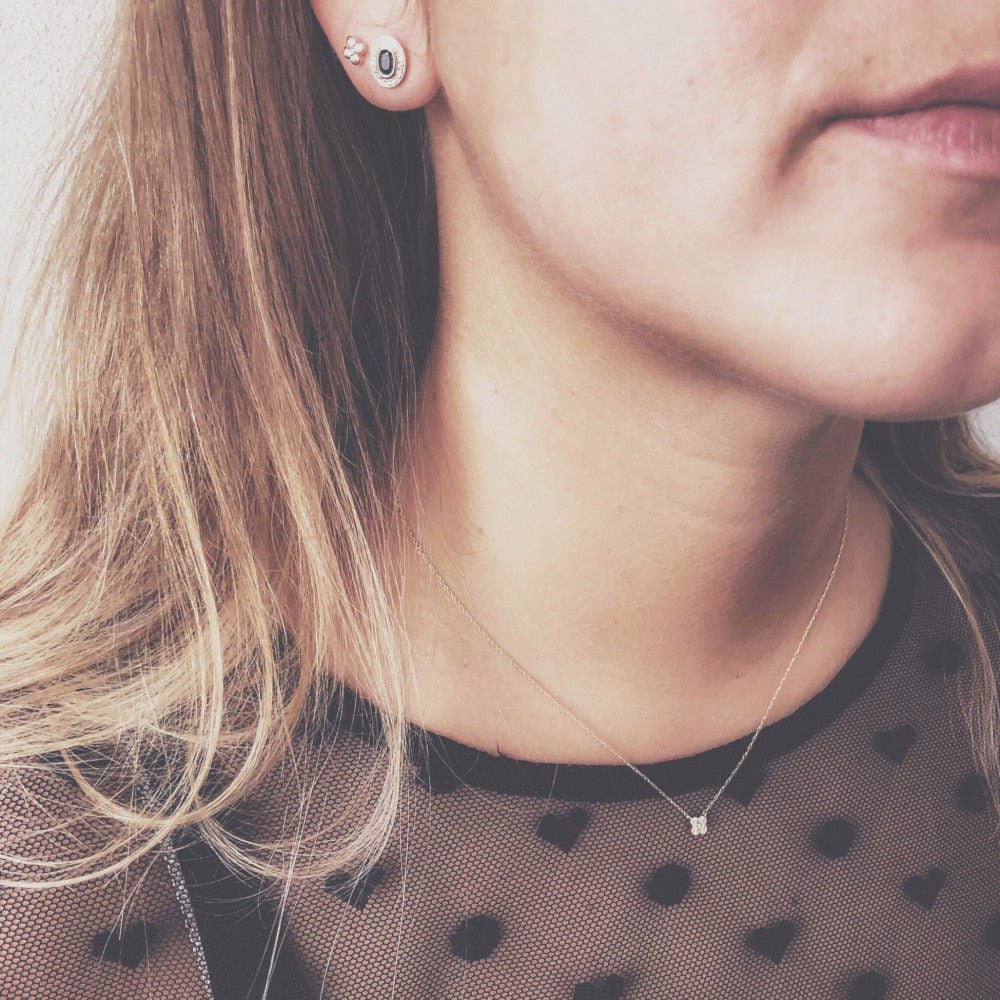 Pendientes de oro amarillo con diamante brillante de 0,12 crt