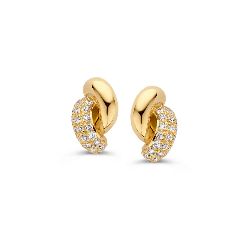 Pendientes de oro amarillo con diamantes, forma de nudo y detalle brillante.