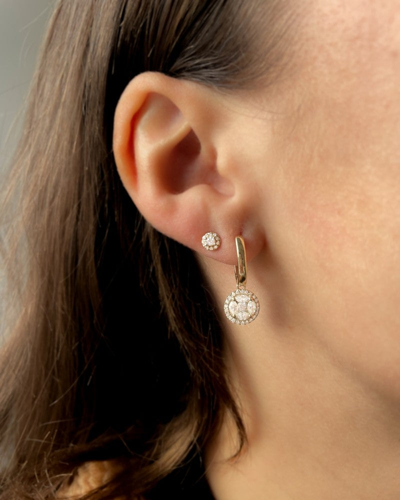 Pendientes de oro amarillo en engaste de entourage con diamante de 0,17 crt