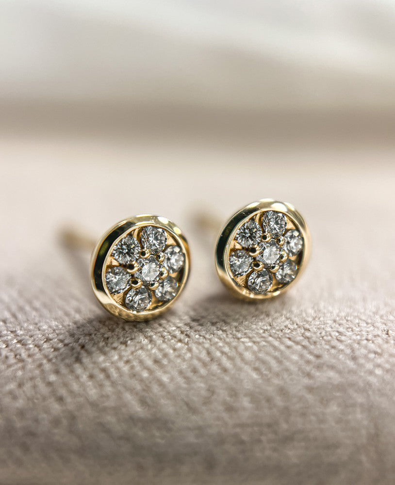 Pendientes de oro amarillo con diamante de 0,18 crt. – Elegante