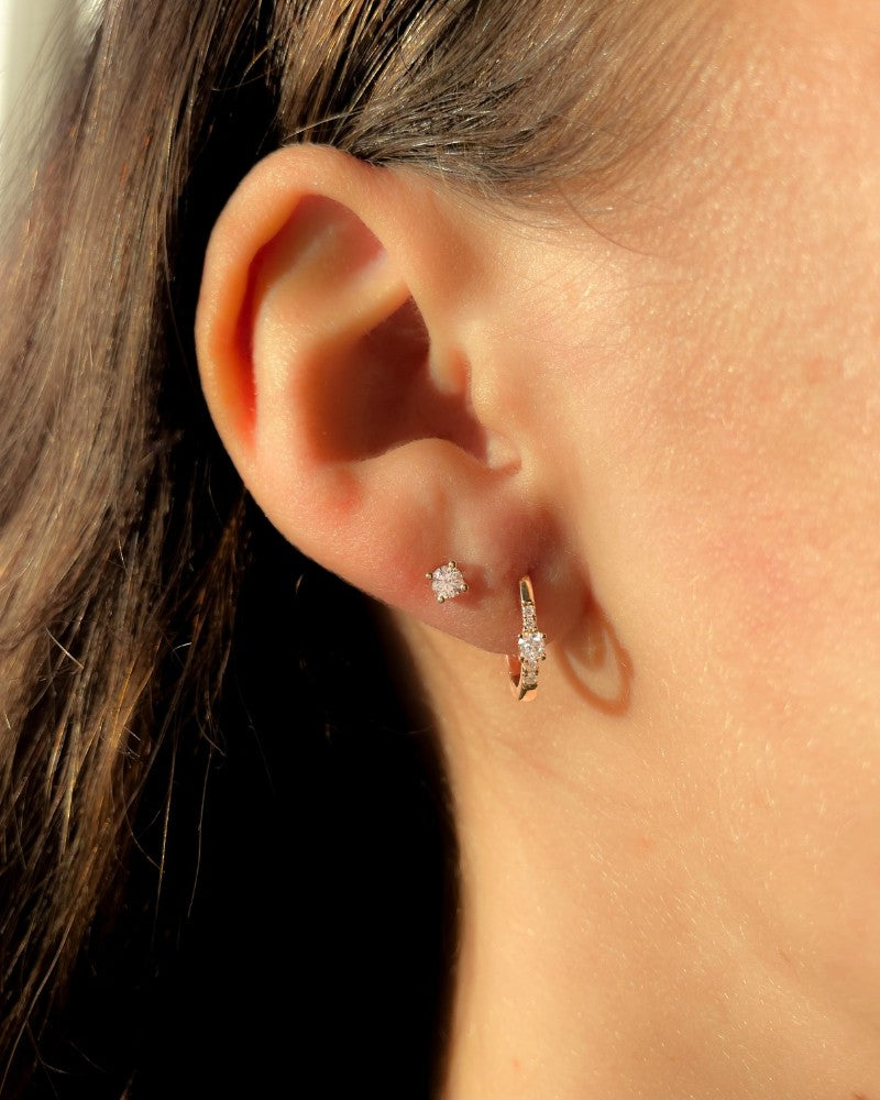 Pendientes de botón de oro amarillo con 2 diamantes de 0,10 crt. – Refinado y Atemporal