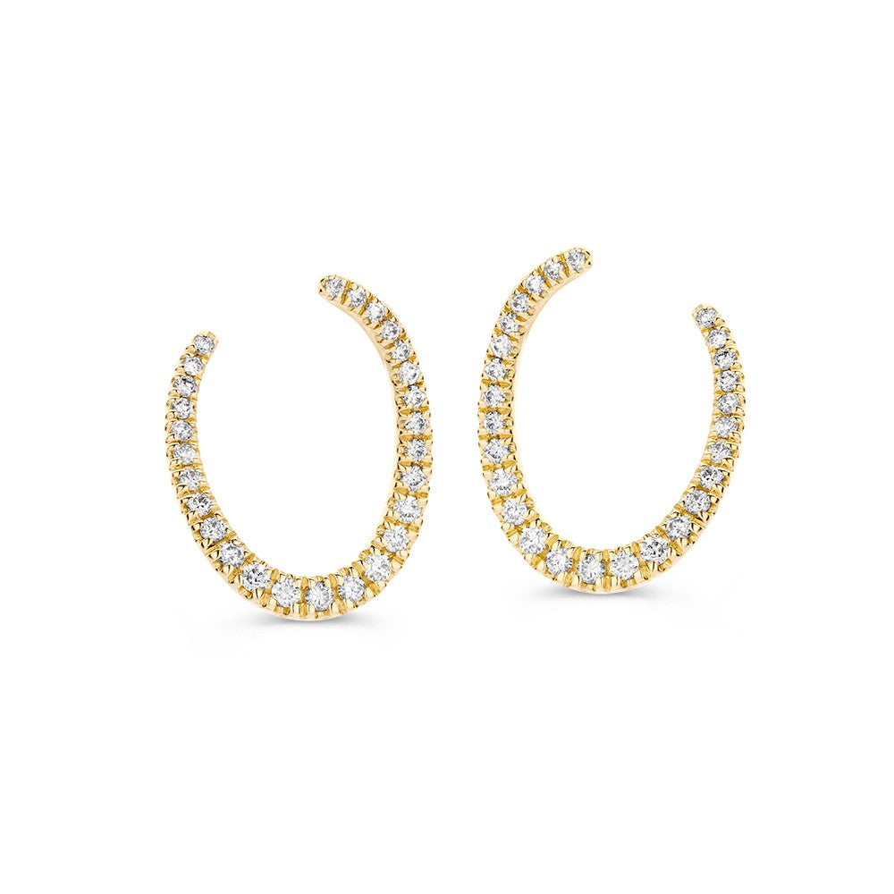 Pendientes de oro amarillo con brillantes de 0,25 crt en forma de media luna.