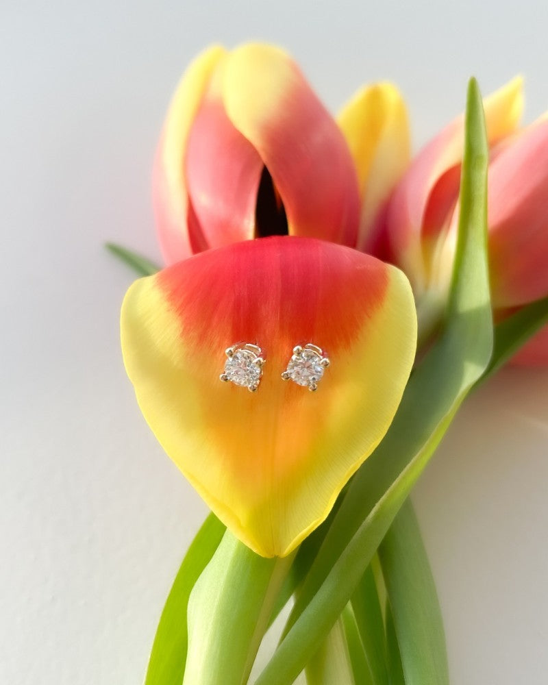 Pendientes de botón de oro amarillo con 2 diamantes de 0,16 crt.