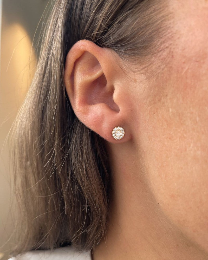 Pendientes de halo de diamantes en oro amarillo de 14k con piedra central en corte ovalado