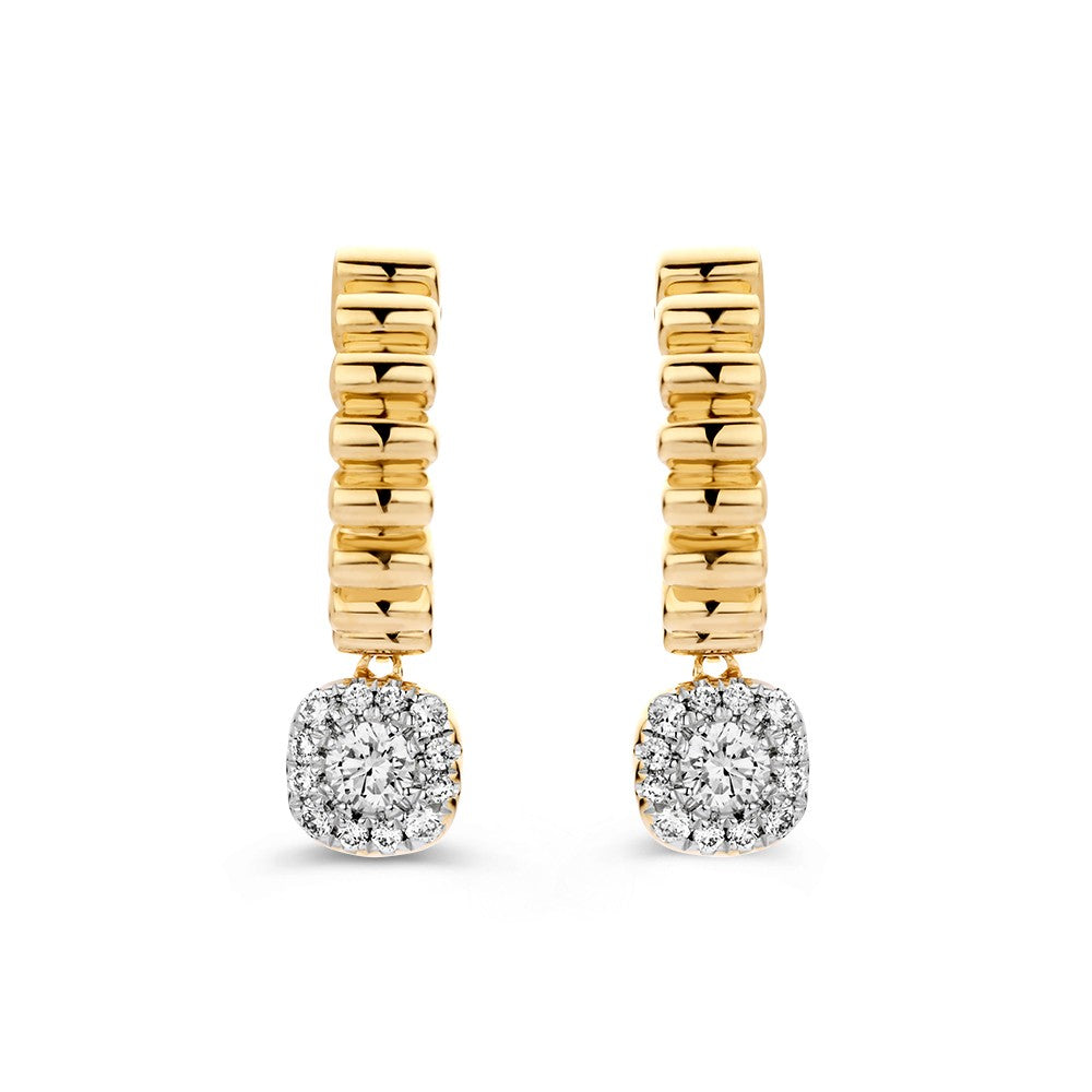 Pendientes de oro con acabado estriado y colgantes de diamantes brillantes.