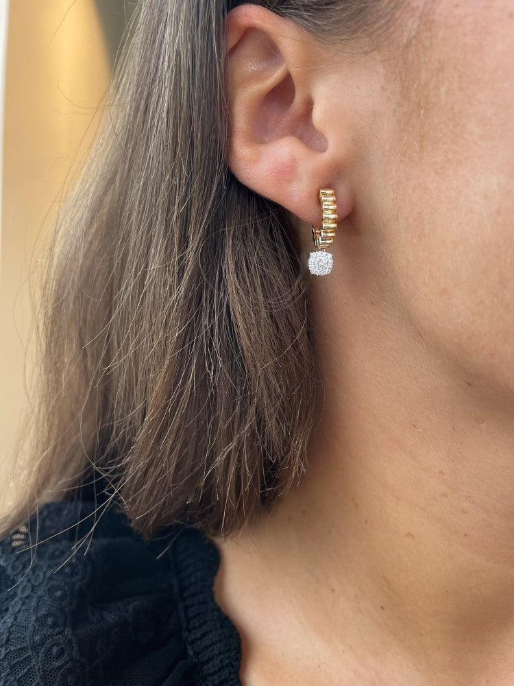 Pendientes de oro juguetones con acabado estriado y colgantes de diamantes brillantes