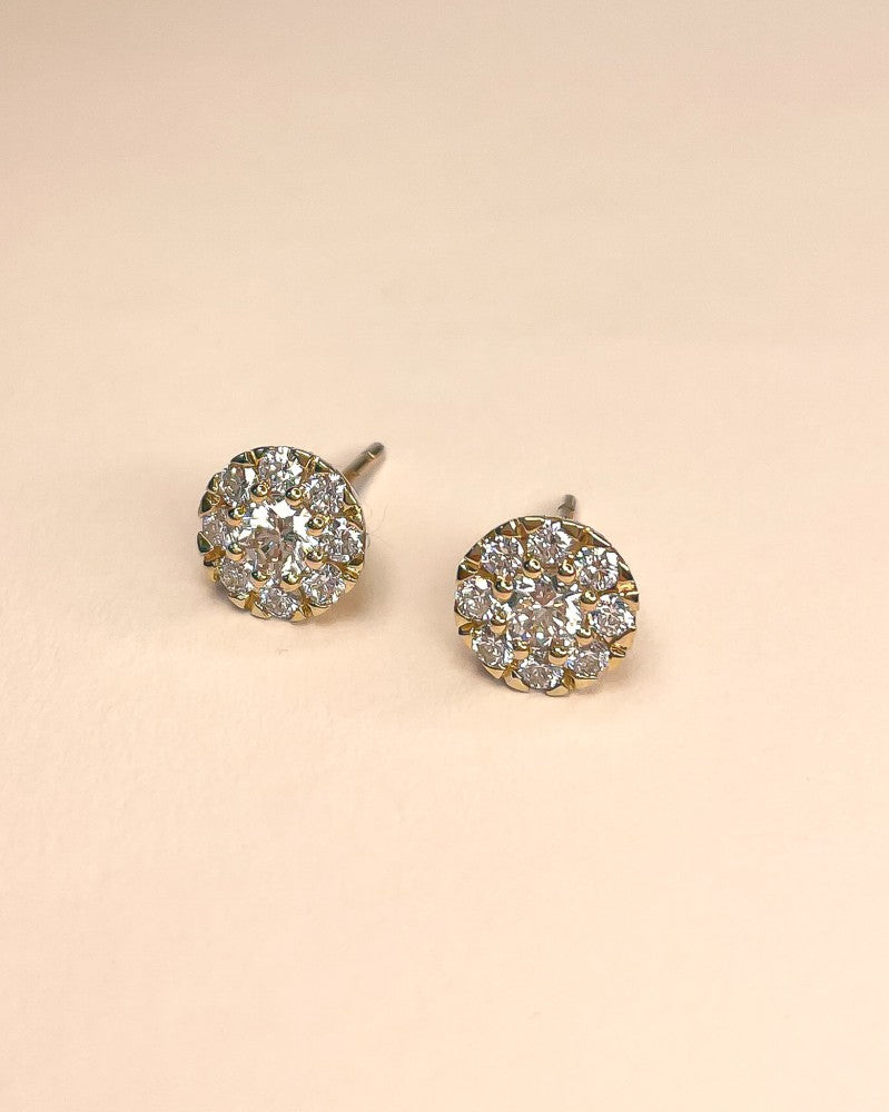 Pendientes de botón en oro amarillo con diamante en engaste de entorno – 0,80 crt